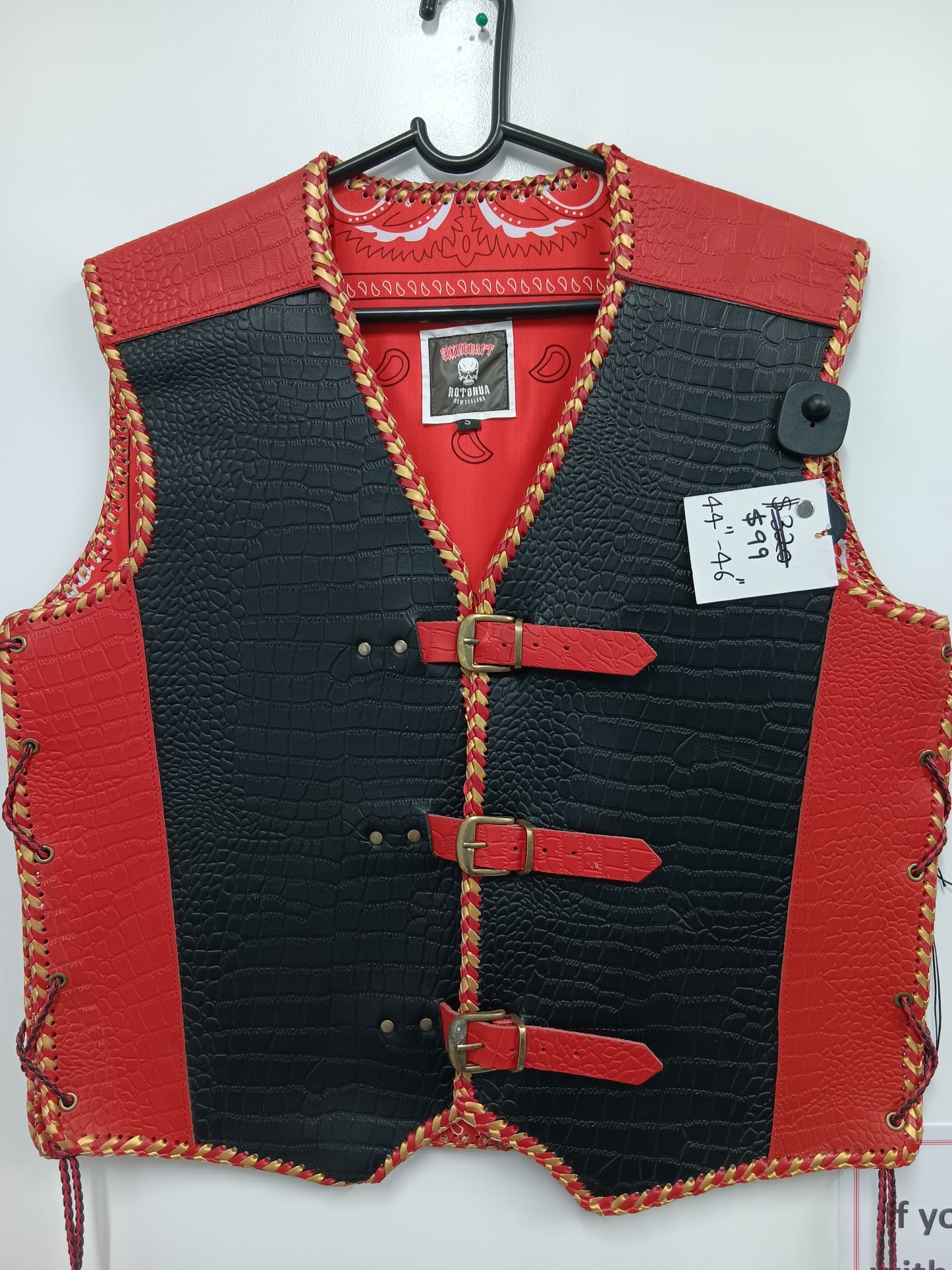 Red/black vest