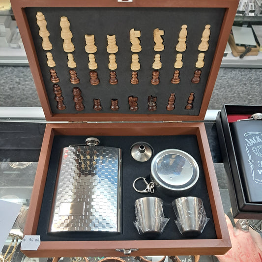 Hipflask chessboard gift set