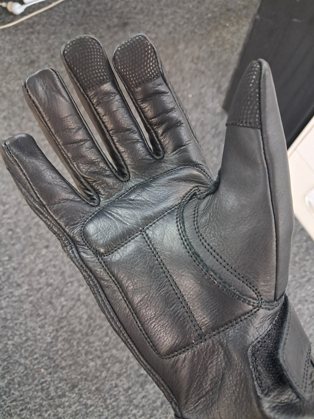 Leather gloves